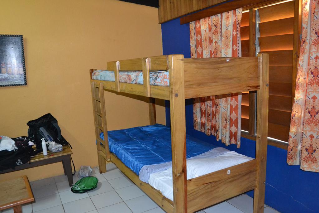 Ratu Kini Backpackers And Dive Resort Mana Island Δωμάτιο φωτογραφία